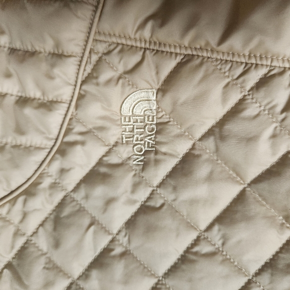 Ladies North Face winter coat, gold in color, nice condition! Sz. Large - Picture 4 of 8